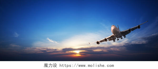 巡航飞机在落日的天空美好未来飞机旅游